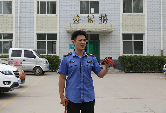 保定市人民政府网——满城城管干部打起竹板为环卫工人讲党史